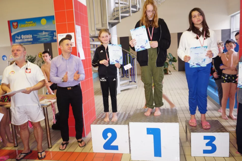 Na pływalni o mistrzostwo powiatu we wszystkich kategoriach - zdjęcie 5