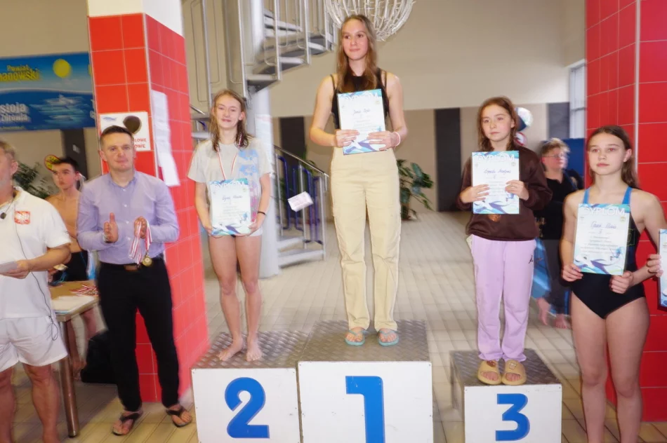 Na pływalni o mistrzostwo powiatu we wszystkich kategoriach - zdjęcie 7