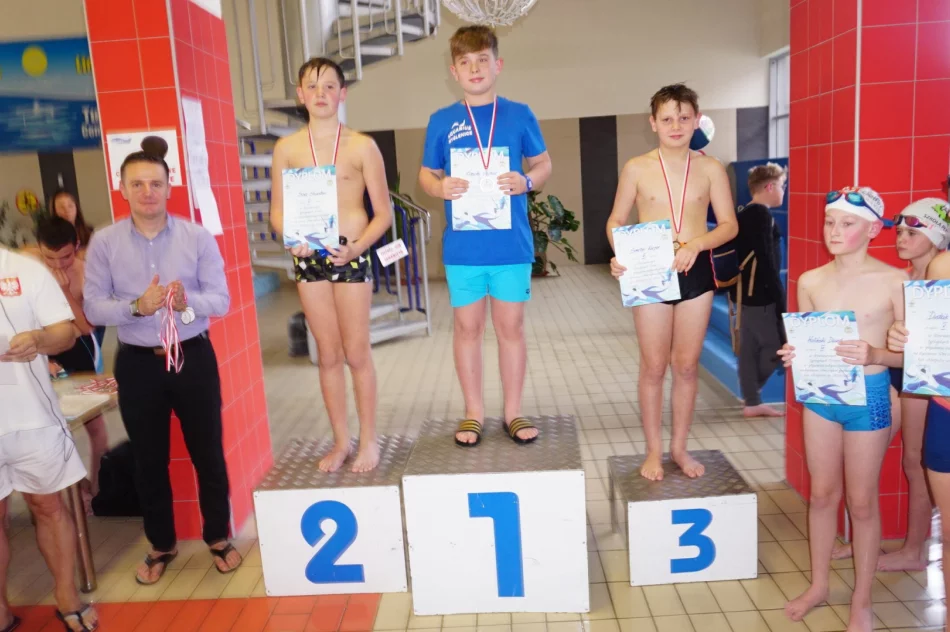 Na pływalni o mistrzostwo powiatu we wszystkich kategoriach - zdjęcie 8