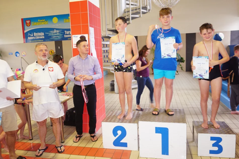Na pływalni o mistrzostwo powiatu we wszystkich kategoriach - zdjęcie 9