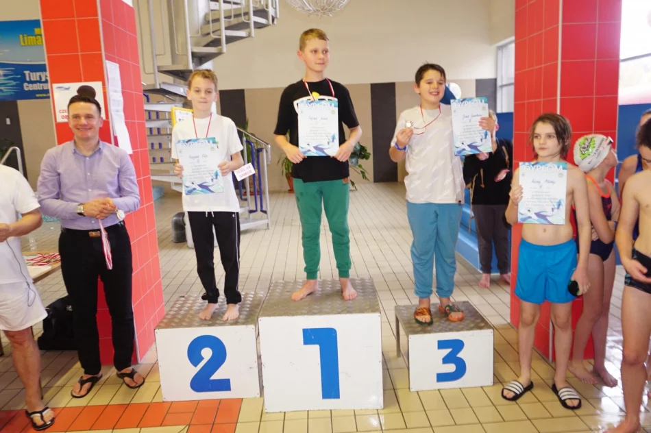 Na pływalni o mistrzostwo powiatu we wszystkich kategoriach - zdjęcie 10