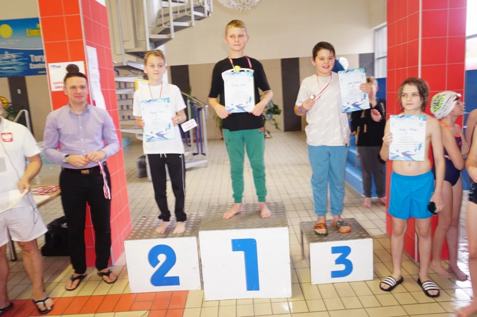 Na pływalni o mistrzostwo powiatu we wszystkich kategoriach - zdjęcie 11