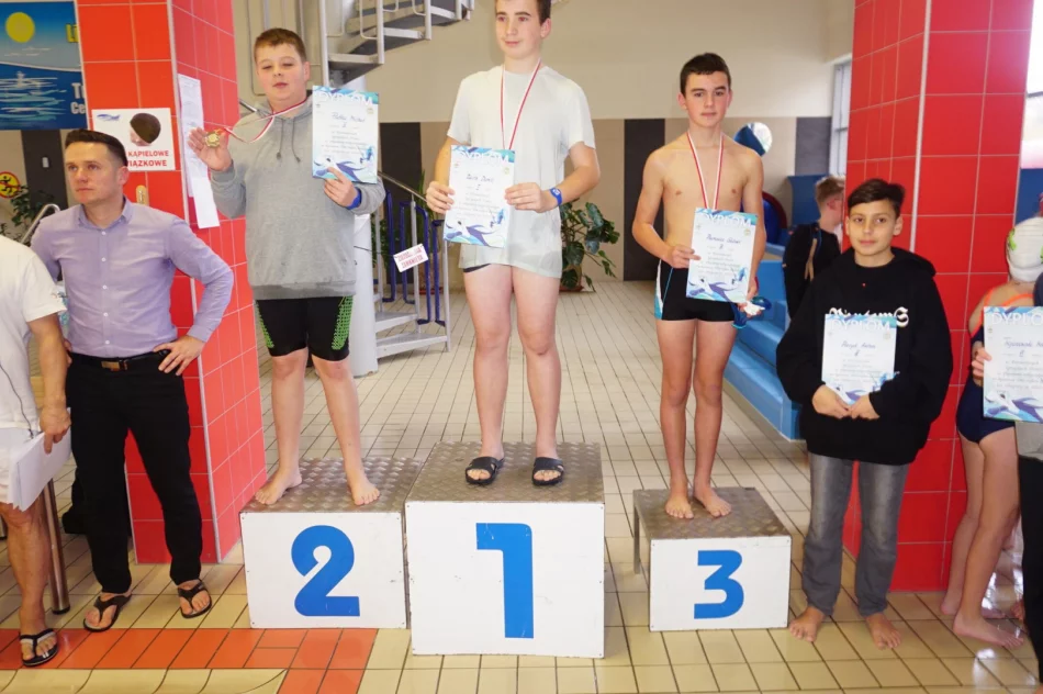 Na pływalni o mistrzostwo powiatu we wszystkich kategoriach - zdjęcie 12