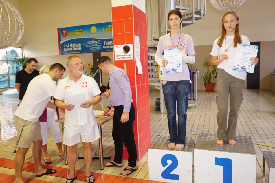 Na pływalni o mistrzostwo powiatu we wszystkich kategoriach - zdjęcie 13