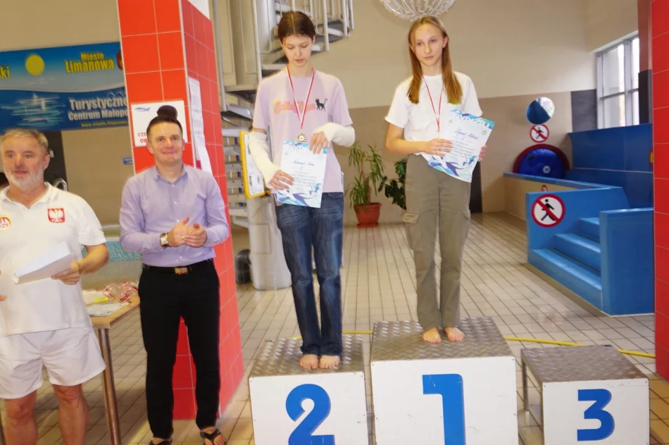 Na pływalni o mistrzostwo powiatu we wszystkich kategoriach - zdjęcie 14