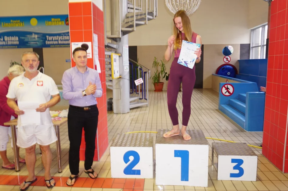 Na pływalni o mistrzostwo powiatu we wszystkich kategoriach - zdjęcie 15