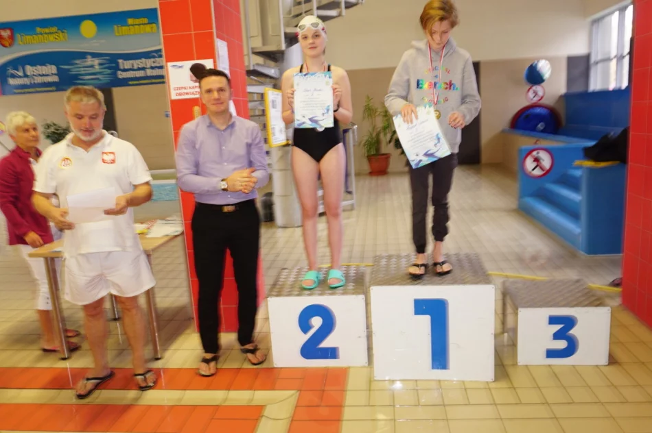 Na pływalni o mistrzostwo powiatu we wszystkich kategoriach - zdjęcie 16