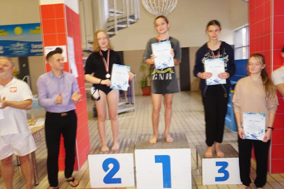 Na pływalni o mistrzostwo powiatu we wszystkich kategoriach - zdjęcie 17