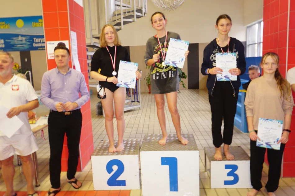 Na pływalni o mistrzostwo powiatu we wszystkich kategoriach - zdjęcie 18