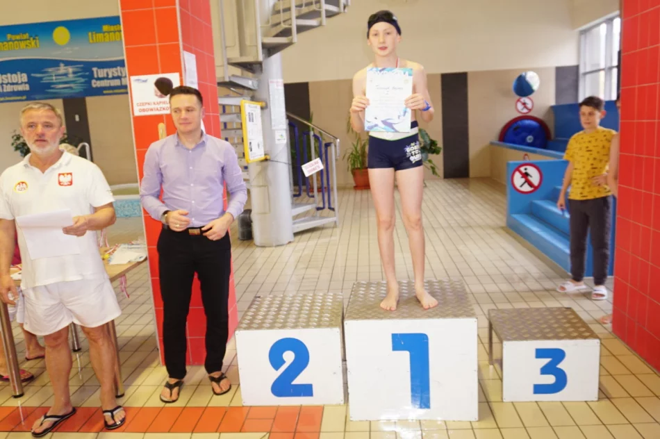 Na pływalni o mistrzostwo powiatu we wszystkich kategoriach - zdjęcie 19