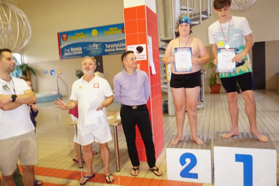 Na pływalni o mistrzostwo powiatu we wszystkich kategoriach - zdjęcie 20