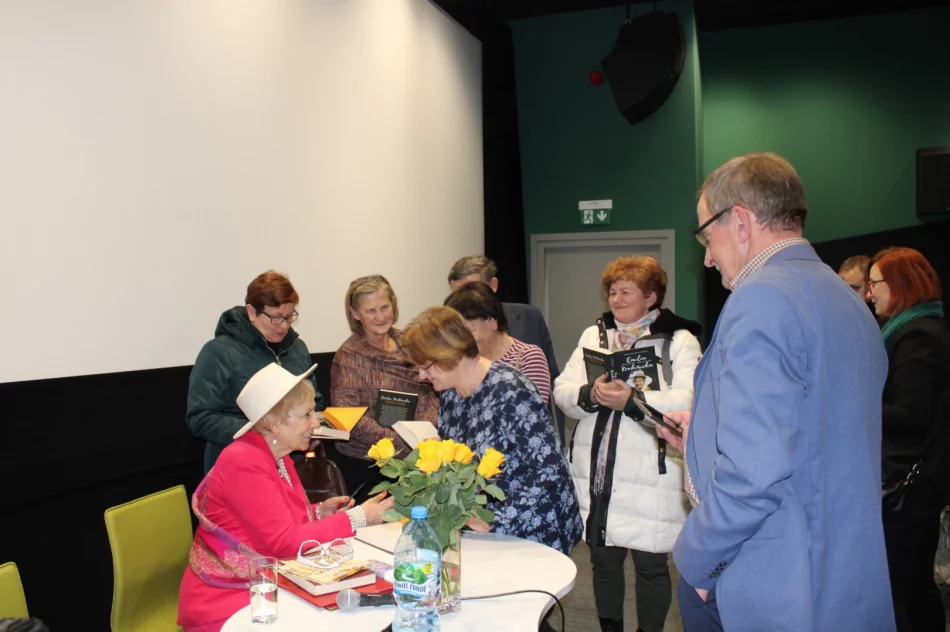 Mroźne grudniowe popołudnie w towarzystwie Emilii Krakowskiej w limanowskiej bibliotece - zdjęcie 3