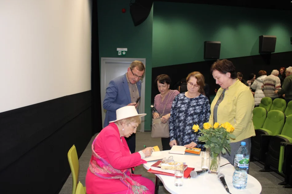 Mroźne grudniowe popołudnie w towarzystwie Emilii Krakowskiej w limanowskiej bibliotece - zdjęcie 5