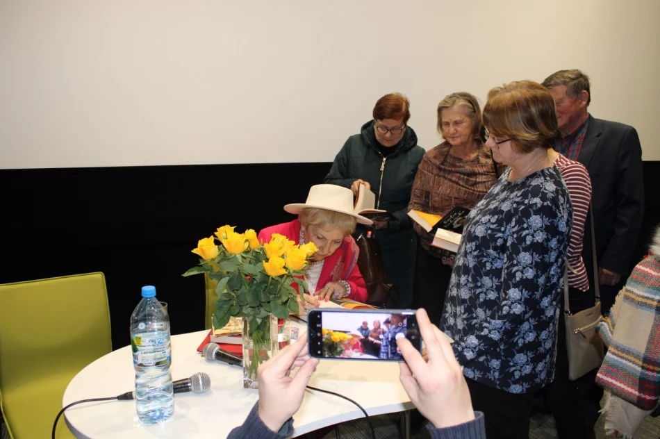 Mroźne grudniowe popołudnie w towarzystwie Emilii Krakowskiej w limanowskiej bibliotece - zdjęcie 8