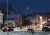 Pada śnieg, miasto w korku - zdjęcie główne