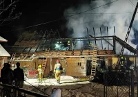 Nocny pożar drewnianych zabudowań  - zdjęcie główne