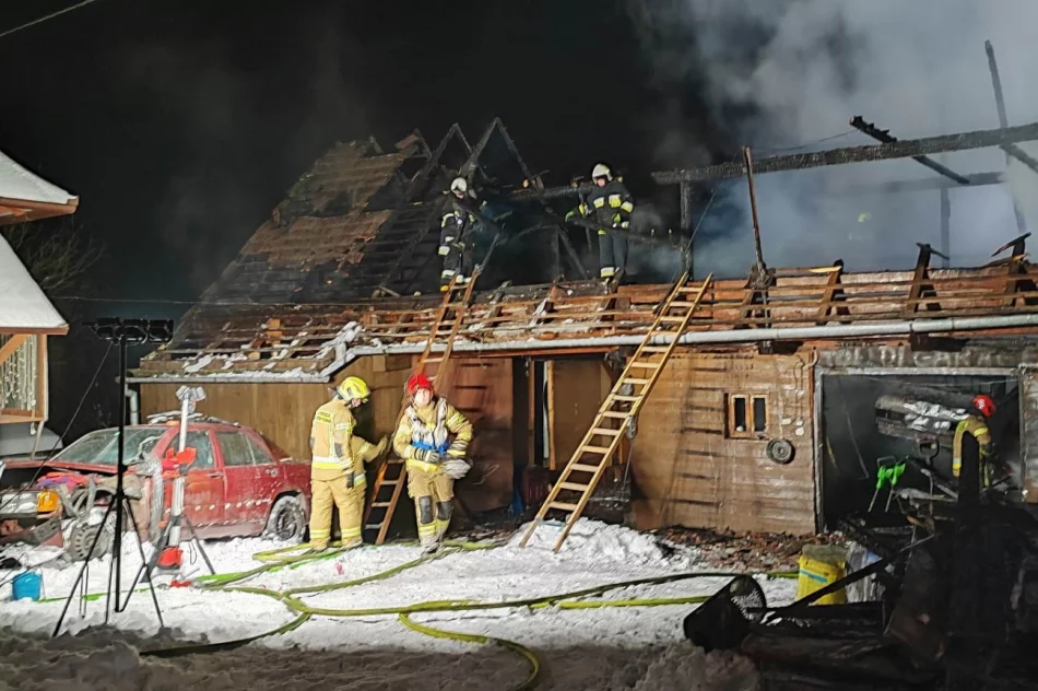 Nocny pożar drewnianych zabudowań  - zdjęcie 2