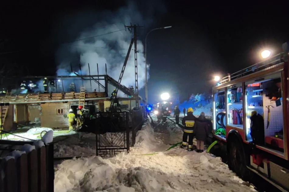 Nocny pożar drewnianych zabudowań  - zdjęcie 3