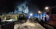 Nocny pożar drewnianych zabudowań  - zdjęcie 3