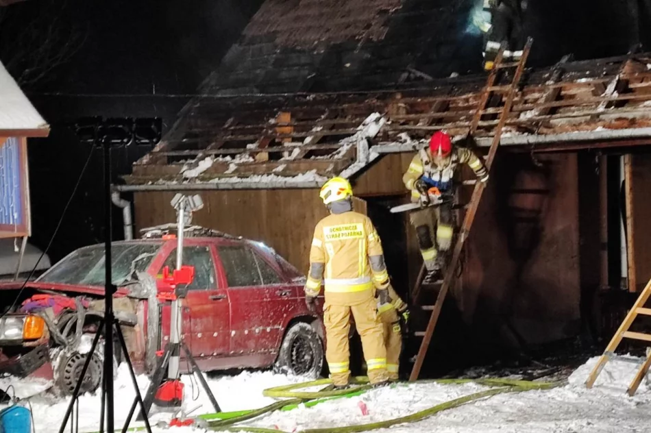 Nocny pożar drewnianych zabudowań  - zdjęcie 4