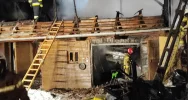 Nocny pożar drewnianych zabudowań  - zdjęcie 5