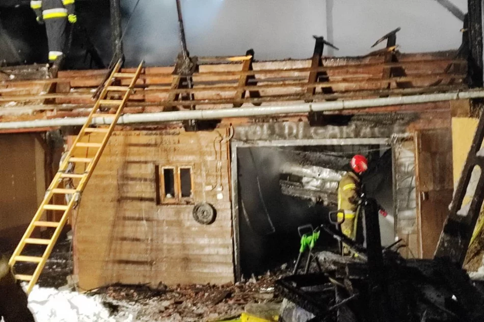 Nocny pożar drewnianych zabudowań  - zdjęcie 5