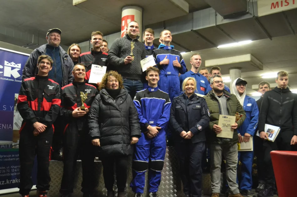 Młodzież na zawodach kartingowych - zdjęcie 2