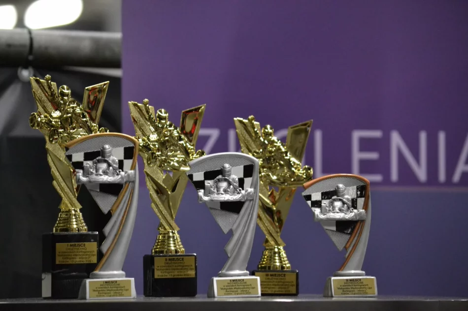 Młodzież na zawodach kartingowych - zdjęcie 4