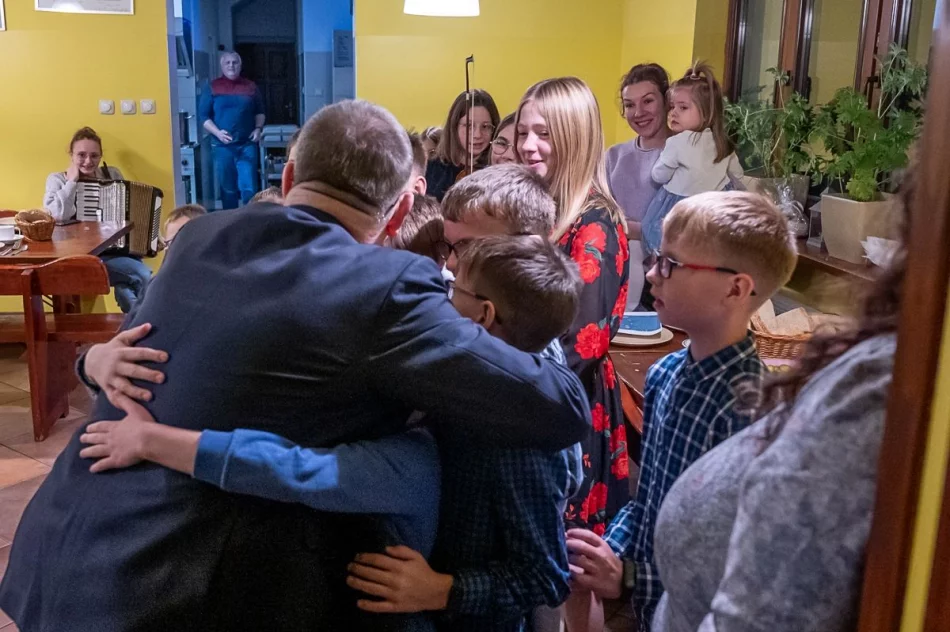 Przywieźli prezenty do domu dziecka na Limanowszczyźnie - zdjęcie 2