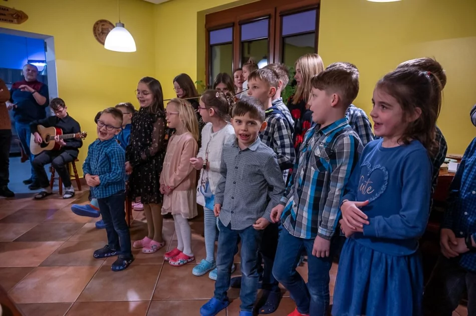 Przywieźli prezenty do domu dziecka na Limanowszczyźnie - zdjęcie 6