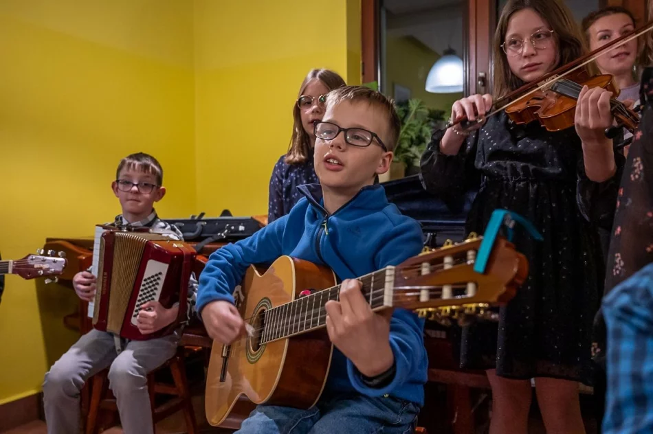 Przywieźli prezenty do domu dziecka na Limanowszczyźnie - zdjęcie 7