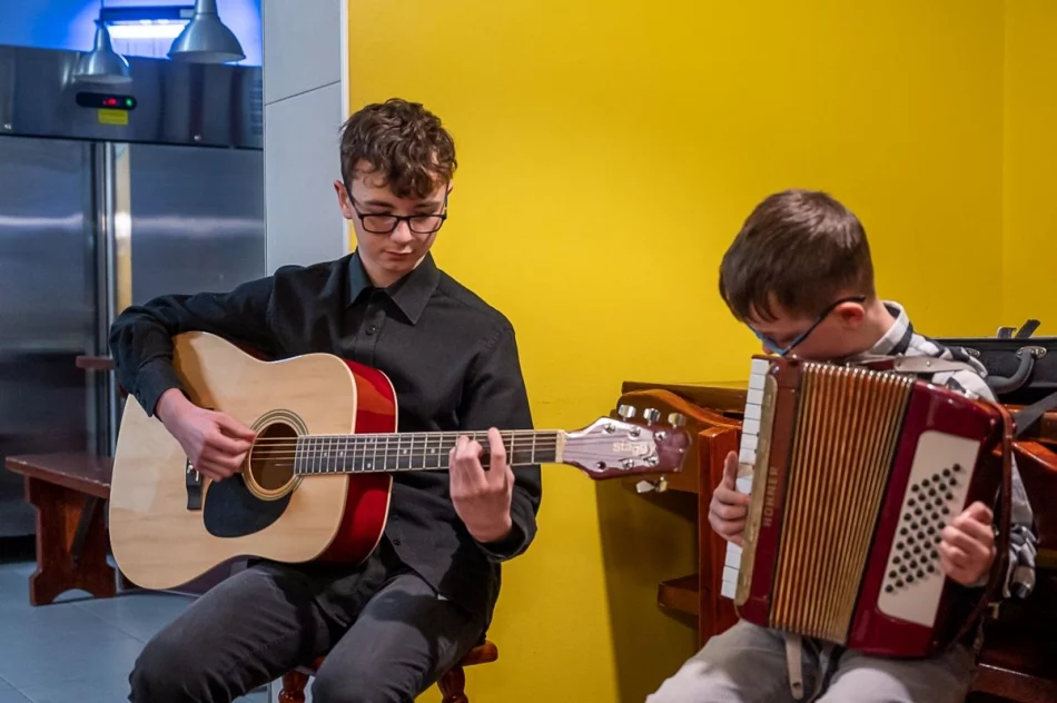 Przywieźli prezenty do domu dziecka na Limanowszczyźnie - zdjęcie 8