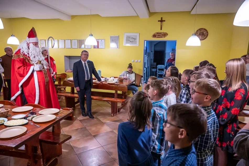 Przywieźli prezenty do domu dziecka na Limanowszczyźnie - zdjęcie 9