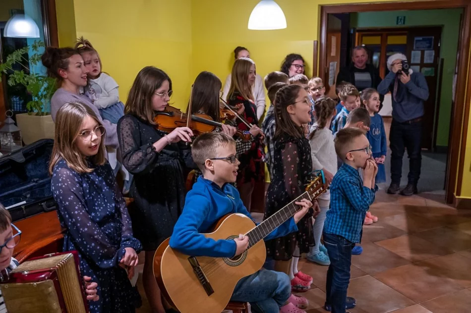 Przywieźli prezenty do domu dziecka na Limanowszczyźnie - zdjęcie 10