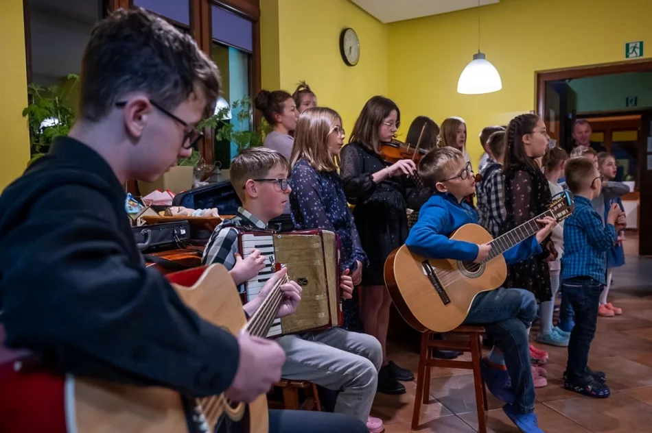 Przywieźli prezenty do domu dziecka na Limanowszczyźnie - zdjęcie 11