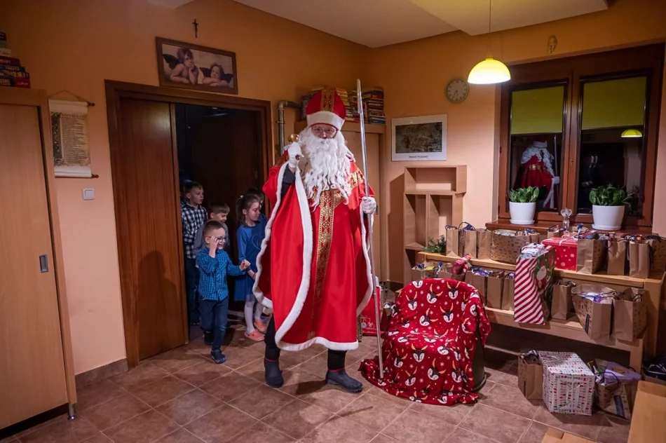 Przywieźli prezenty do domu dziecka na Limanowszczyźnie - zdjęcie 13