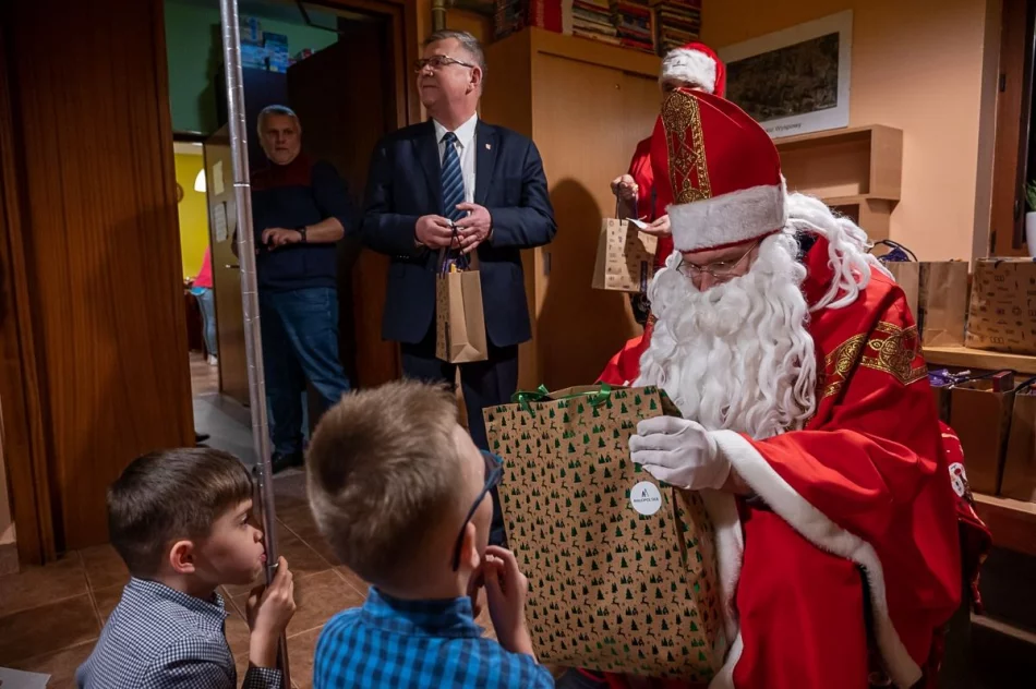 Przywieźli prezenty do domu dziecka na Limanowszczyźnie - zdjęcie 19