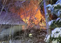 Zapaliło się poddasze. Z ogniem walczyło 43 strażaków - zdjęcie główne