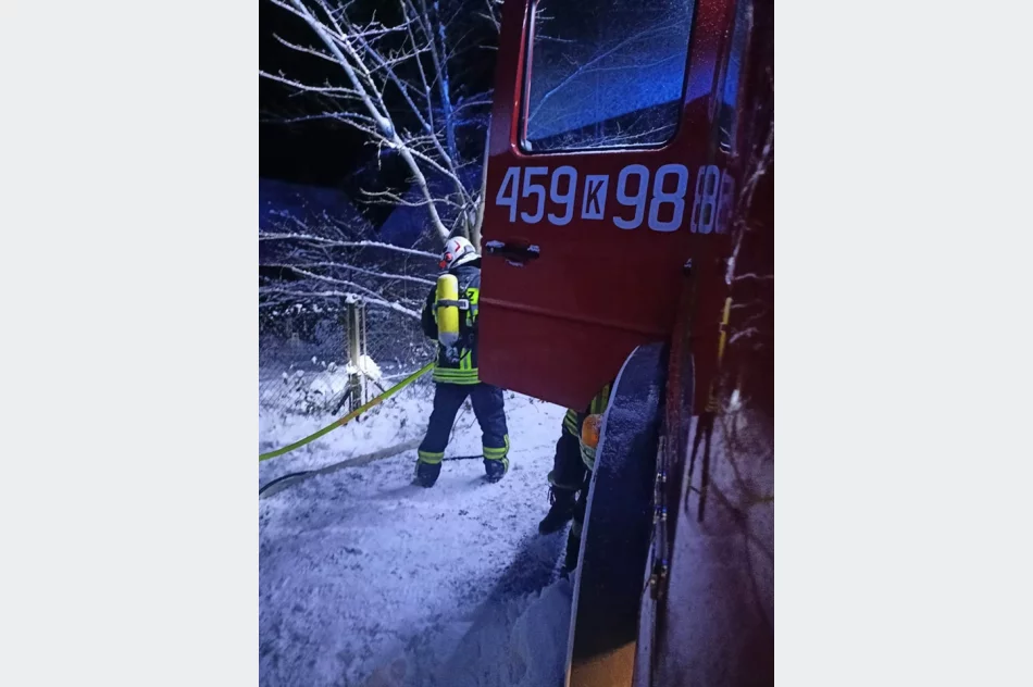 Zapaliło się poddasze. Z ogniem walczyło 43 strażaków - zdjęcie 2