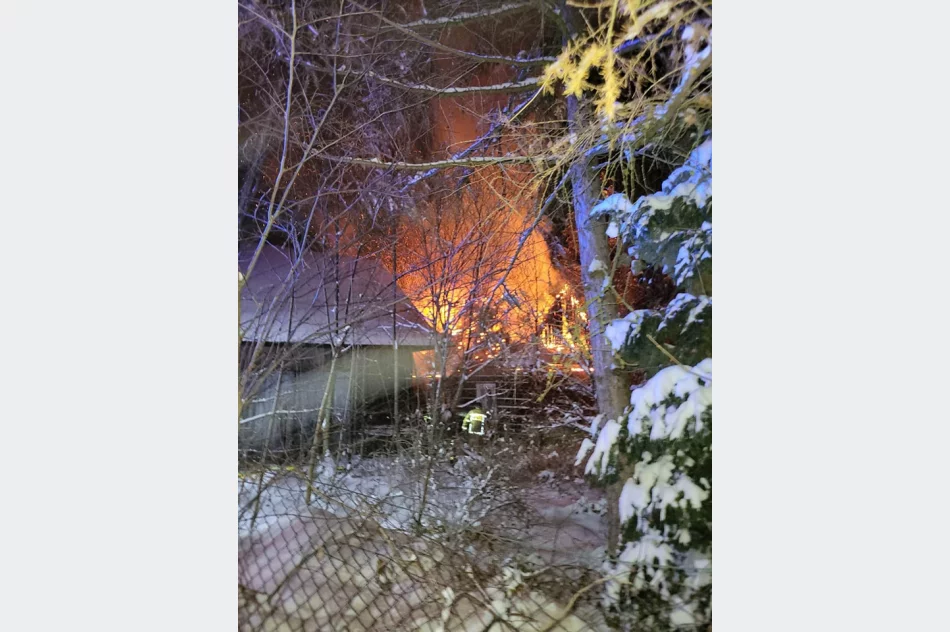 Zapaliło się poddasze. Z ogniem walczyło 43 strażaków - zdjęcie 3