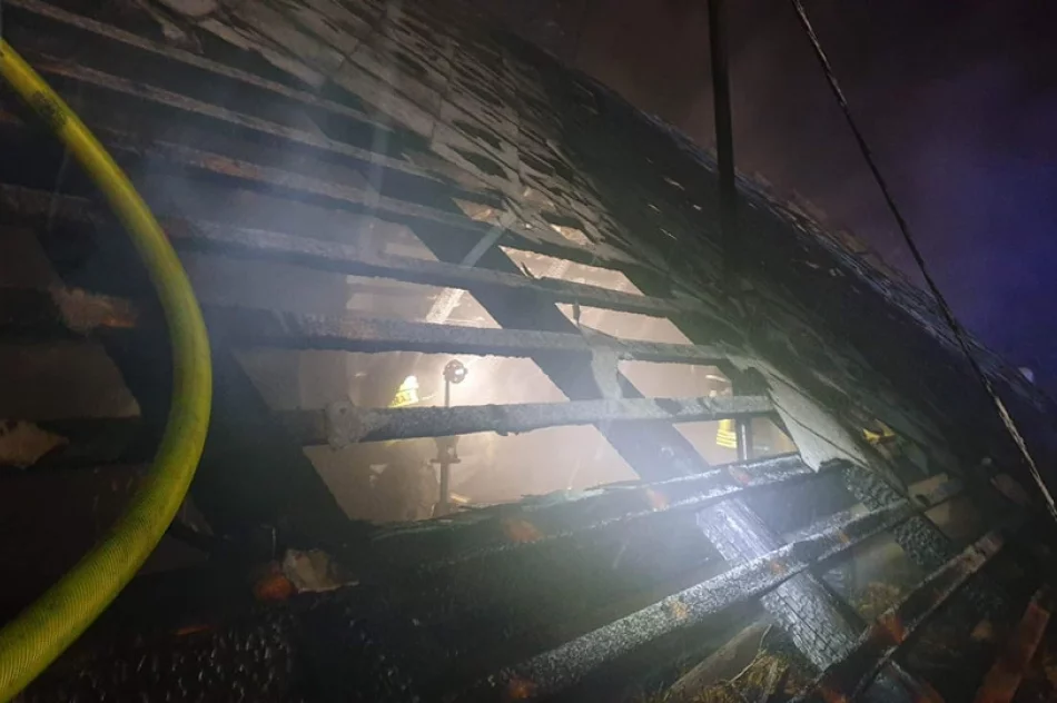 Zapaliło się poddasze. Z ogniem walczyło 43 strażaków - zdjęcie 4