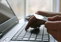 Prawie połowa Polaków robi świąteczne zakupy w internecie - zdjęcie główne