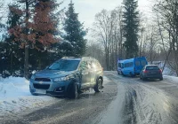 Zderzenie autobusu z samochodem osobowym - zdjęcie główne