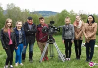 Gimnazjalistki z Zespołu Szkół w Pasierbcu na planie zdjęciowym filmu SOLDAT! - zdjęcie główne