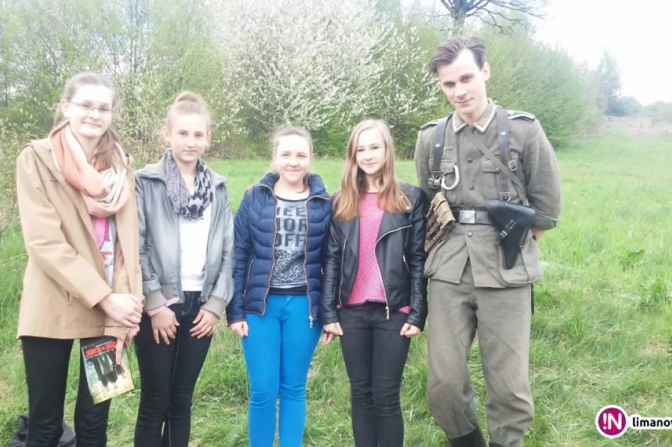 Gimnazjalistki z Zespołu Szkół w Pasierbcu na planie zdjęciowym filmu SOLDAT! - zdjęcie 2