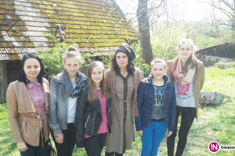 Gimnazjalistki z Zespołu Szkół w Pasierbcu na planie zdjęciowym filmu SOLDAT! - zdjęcie 3