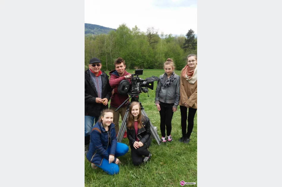 Gimnazjalistki z Zespołu Szkół w Pasierbcu na planie zdjęciowym filmu SOLDAT! - zdjęcie 4