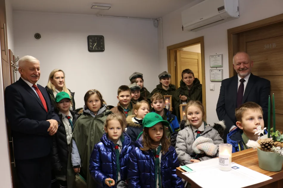 Betlejemskie Światło Pokoju wraz kolędą dotarło do Urzędu Miasta - zdjęcie 2