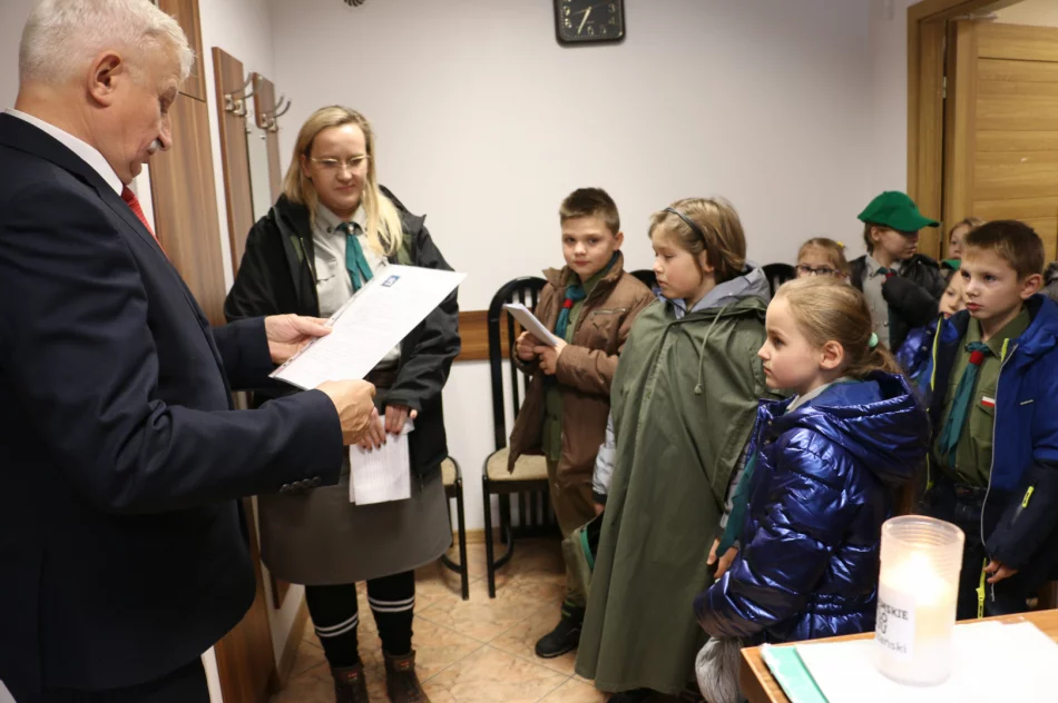 Betlejemskie Światło Pokoju wraz kolędą dotarło do Urzędu Miasta - zdjęcie 3