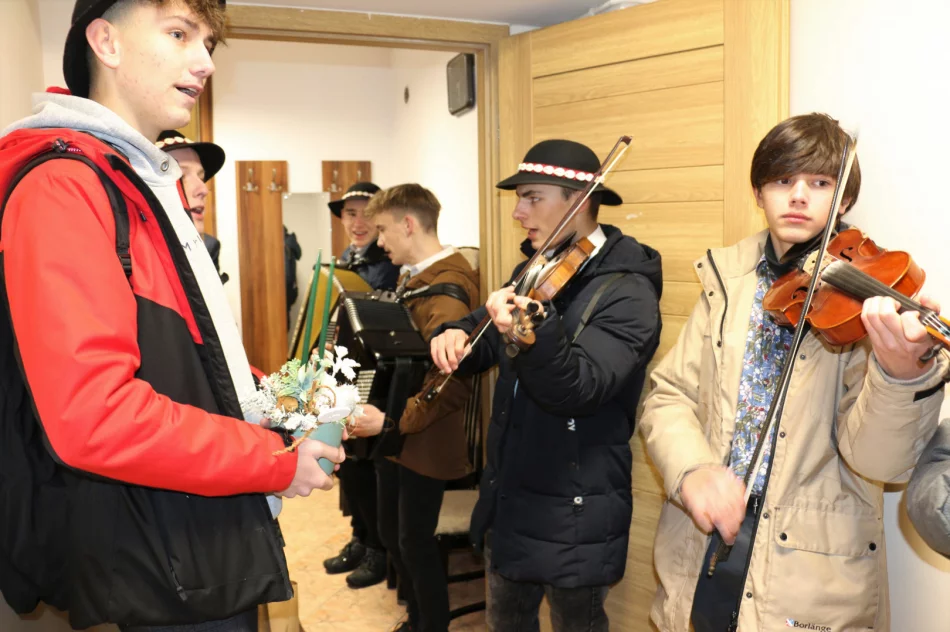 Betlejemskie Światło Pokoju wraz kolędą dotarło do Urzędu Miasta - zdjęcie 4